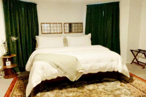 Private Chicago Garden unit 1BR/1BA